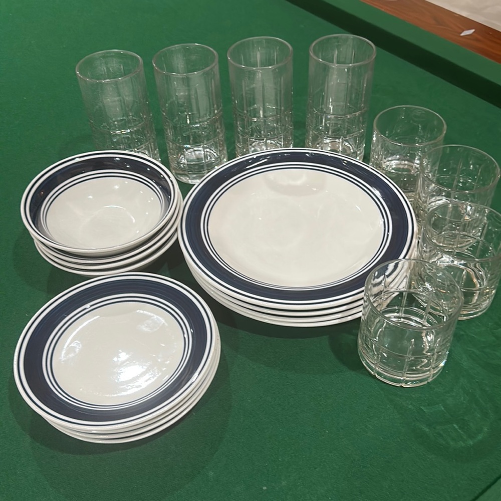 Set for 4 people of plate and 4 tall glasses and 4 small ones